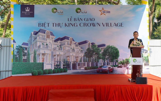 King Crown Village bàn giao 5 căn biệt thự đầu tiên cho khách hàng