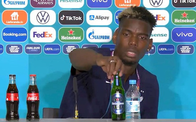 Tiếp bước đàn anh Ronaldo, cầu thủ Pogba cũng hắt hủi chai Heineken, vốn hoá hãng bia “bốc hơi” nhè nhẹ 320 triệu USD