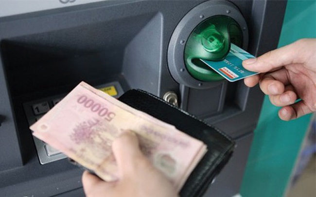 Lần đầu tiên giao dịch rút tiền ATM giảm so với năm trước