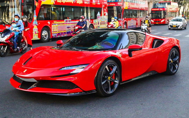 Vừa về nước, Ferrari SF90 Stradale thứ 3 Việt Nam đã lăn bánh du xuân, chủ nhân được đồn đoán là chồng cũ Lệ Quyên