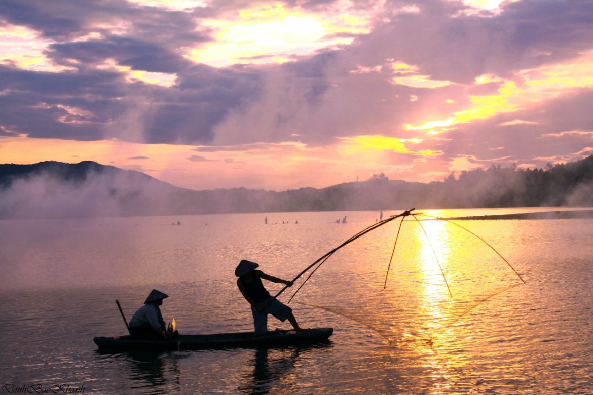 “Anh Đinh Bảo Khánh – Giáo viên Địa Lí tận tụy và Nhiếp ảnh gia đam mê: Truyền cảm hứng qua ống kính và trên sân cỏ”